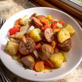 Schnelle und einfache One-Pot-Wurst und Kartoffeln, perfekt für die Familienmahlzeit.  