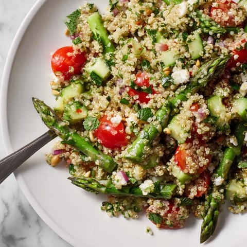 Köstlicher Asparagus-Quinoa-Salat mit frischen Kräutern und einem zitronigen Dressing.